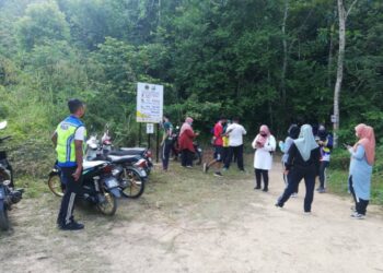 ANGGOTA polis memeriksa pengunjung yang mendaki Bukit Panau, Tanah Merah hari ini. - IHSAN PDRM