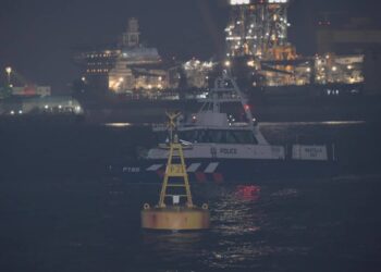 ANTARA alat bantuan pelayaran bagi membantu pelayar di perairan Johor Timur dan Barat khususnya pada waktu malam di Johor.