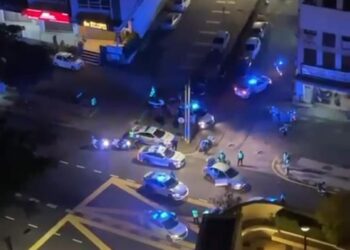 TANGKAP layar video penahanan seorang suspek tempatan selepas dikejar polis di Jalan Jelutong, Georgetown, Pulau Pinang awal pagi ini yang tular di dalam media sosial.