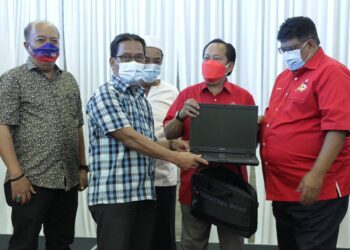 AHMAD Maslan (dua dari kanan) bersama Ab. Rauf Yusoh (kanan) menyerahkan komputer riba kepada wakil PDM Barisan Nasional (BN) Parlimen Masjid Tanah di Villa D’Acqua, Kampung Pulau, Masjid Tanah, Melaka. - UTUSAN/RASUL AZLI SAMAD