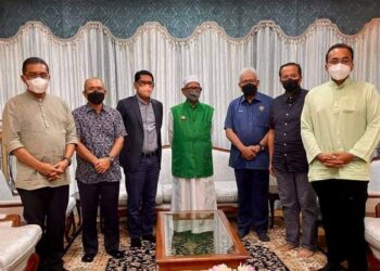 KEPEMIMPINAN Parti Pribumi Bersatu Malaysia (Bersatu) menziarahi Abdul Hadi Awang (tengah) di Kuala Terengganu, hari ini. - FACEBOOK HAMZAH ZAINUDDIN