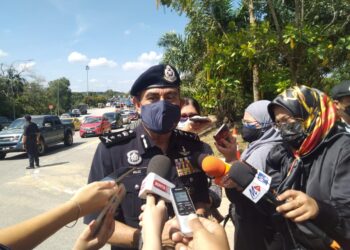 ABDUL Majid Mohd. Ali bercakap kepada pemberita selepas Majlis Sambutan Ketibaan Pelancong ke Melaka di Plaza Tol Ayer Keroh, Melaka. - UTUSAN/MUHAMMAD SHAHIZAM TAZALI