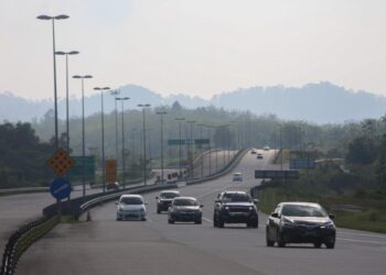 ANTARA kenderaan yang memasuki Terengganu menerusi susur keluar Plaza Tol Kuala Terengganu di Kampung Gemuruh, Kuala Nerus. - UTUSAN/PUQTRA HAIRRY ROSLI