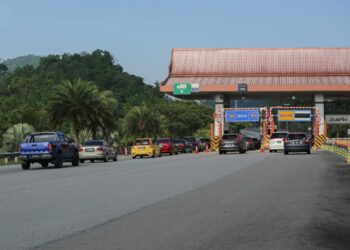 KEADAAN trafik lancar walaupun jumlah kenderaan bertambah di Plaza Tol Kuala Terengganu di Kampung Gemuruh di Kuala Nerus, hari ini. - PUQTRA HAIRRY ROSLI