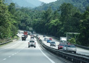 KENDERAAN di Lebuhraya PLUS arah utara (kanan) di laluan dari Tapah ke Gopeng yang meningkat  hari ini. - UTUSAN/ZULFACHRI ZULKIFLI