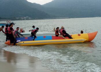 ORANG ramai tidak melepaskan peluang berkelah dan beriadah bersama keluarga di pantai Teluk Bahang, Pulau Pinang, semalam.