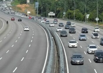 JUMLAH kenderaan yang semakin bertambah di Lebuh Raya Utara Selatan arah selatan berhampiran Bandar Ainsdale, Labu, Seremban ketika tinjauan Utusan Malaysia hari ini. - UTUSAN/BADRUL HAFIZAN MAT ISA