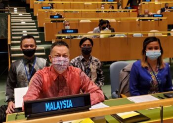 SYED Mohamad Hasrin Tengku Hussin (duduk depan kiri) ketika sesi pengundian MHAM di PBB, New York, AS kelmarin. – IHSAN WISMA PUTRA