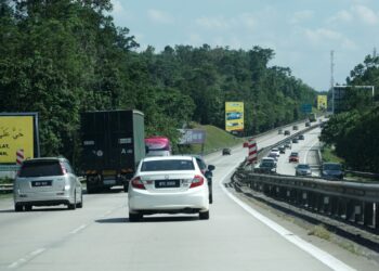 ALIRAN trafik meningkat bagi perjalanan arah utara (kanan) ketika tinjauan di Tapah. - UTUSAN/ZULFACHRI ZULKIFLI