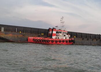 DUA buah bot tunda berserta dua tongkang (barge) ditahan Maritim Malaysia Pulau Pinang petang semalam kerana gagal mengemukakan dokumen kapal serta insurans.