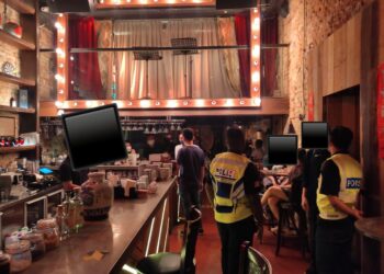 SERAMAI enam pelanggan sebuah bar dan restoran di Jalan Magazine, Georgetown, Pulau Pinang dikenakan kompaun selepas 'dine-in' meskipun belum lengkap menerima vaksinasi Covid-19 malam tadi.
