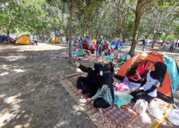 PENGUNJUNG berkelah dan beriadah bersama keluarga di kawasan Pantai Cahaya Negeri, Port Dickson. - UTUSAN/MOHD. SHAHJEHAN MAAMIN