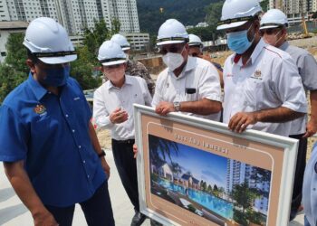 REEZAL Merican Naina Merican meninjau kerja-kerja pembinaan Rumah Mampu Milik PR1MA - Ideal Residency di Bukit Gelugor, Pulau Pinang hari ini yang turut dihadiri Chow Kon Yeow.