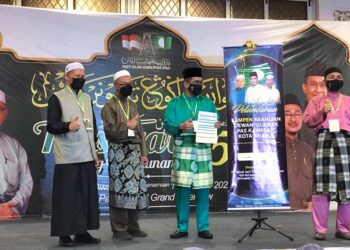 TAKIYUDDIN Hassan (tiga kiri) merasmikan Mesyuarat Agung Pas Kawasan Kota Bharu Kali Ke-54 di Hotel Grand Riverview Kota Bharu hari ini. - UTUSAN/ROSLIZA MOHAMED