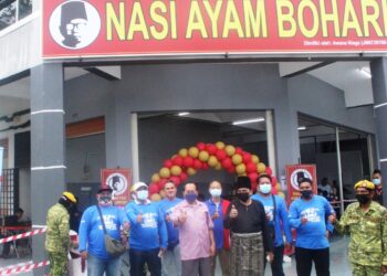 AHMAD Maslan (tiga kiri) bersama pemilik Nasi Ayam Bohari, Bohari Sukimi (empat kiri) selepas merasmikan cawangan ke-5 restoran itu di Pontian Besar, Johor.