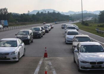 PENGGUNA Lebuhraya Pantai Timur 2 (LPT2) direkodkan melonjak melebihi 65 peratus, semalam. - UTUSAN/PUQTRA HAIRRY ROSLI