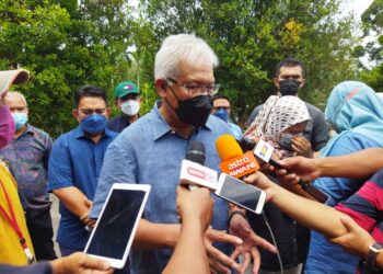 HAMZAH Zainuddin ditemui pemberita di Kampung Sungai Ara, Kubu Gajah dekat Larut hari ini. - UTUSAN/WAT KAMAL ABAS
