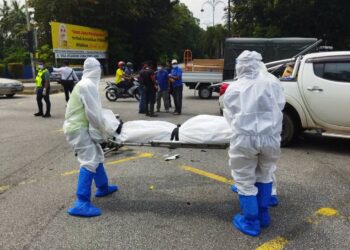KAKITANGAN Kementerian Kesihatan melakukan sanitasi ke atas mayat yang telah dibalut dengan plastik selepas maut terlibat dalam kemalangan dengan sebuah pacuan empat roda di simpang empat lampu isyarat berdekatan Institut Kemahiran Mara (IKM), Sungai Petani hari ini.
