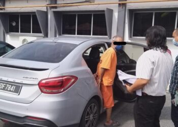 SEORANG lelaki dibawa ke mahkamah bagi mendapat perintah reman selepas menceroboh wad ICU Covid-19 HTF di Kangar, Perlis. - UTUSAN/NAZLINA NADZARI