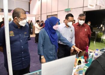 NORAINI Ahmad (dua dari kiri) diberi penerangan oleh Amir Hamzah (dua dari kanan) mengenai Program Profesional Eksekutif Halal Uniti sambil disaksikan oleh Mazlan (kiri) di Port Dickson semalam.