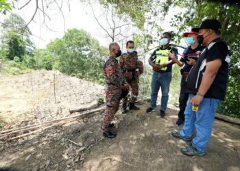 AZAHARI Mukhtar (tiga dari kiri) menyertai operasi mencari lelaki Orang Asli yang melarikan diri dalam hutan dekat Kampung Kundang, Muadzam Shah di Rompin, Pahang.