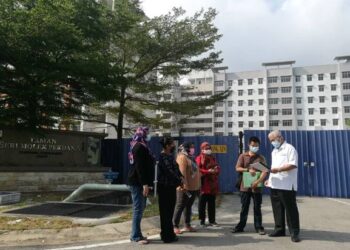 HASSAN Abdul Karim (kanan) bertemu dengan sebahagian pembeli yang berdepan masalah rumah terbengkalai di Taman Seri Molek Perdana, Plentong di Johor. – UTUSAN/MOHAMAD FAIZAL HASHIM