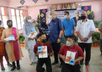 ISMAIL SABRI Yaakob (tengah) berbual dengan pelajar selepas gimik penyampaian Peranti Komputer Program Cerdik Kementerian Pendidikan kepada pelajar sekolah dalam Parlimen Bera di SMK Bera, Bandar 32 Felda Sebertak di Bera, Pahang. -UTUSANSALEHUDIN MAT RASAD