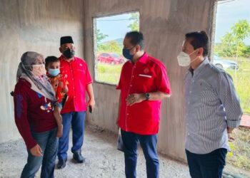 NORMAH Zainol (kiri) menceritakan masalah rumah terbengkalai yang dihadapinya kepada Reezal Merican Naina Merican (dua, kanan) dan Hasleen Isnin (kanan) di Permatang Saga, Kepala Batas, Pulau Pinang petang semalam.