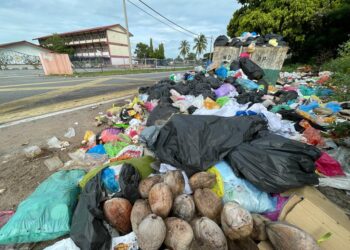 LONGGOKAN sampah gagal diangkut sejak Rabu lalu menjejaskan sesi persekolahan Sekolah Kebangsaan dan Sekolah Menengah Kebangsaan  Cherang Ruku di Pasir Puteh. – UTUSAN/TOREK SULONG