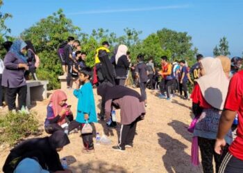 CIKGU Nimar atau nama sebenarnya Nik Muhammad Adib Mustapa menjadikan aktiviti mendaki ke puncak Bukit Panau sambil mengutip sampah sebagai rutin sejak beberapa tahun lalu. – UTUSAN/BAHRUDDIN HATTA