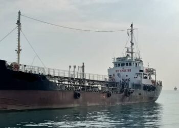 KAPAL tangki dengan muatan diesel yang tiada dokumen pelepasan pelabuhan ditahan di perairan Kemaman.
