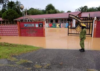ANGGOTA Jabatan Sukarelawan Malaysia (Rela) memantau situasi banjir kilat di Sekolah Kebangsaan Lubuk Periuk di Hulu Terengganu.