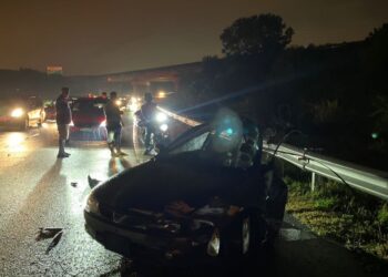 TERPUTUS dua, keadaan kereta Proton Wira yang dipandu mangsa maut selepas terlibat dalam kemalangan di KM 28, Jalan Kuala Selangor - Kuala Lumpur, Kuala Selangor, Selangor malam tadi.