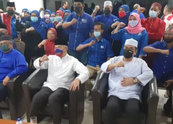 AHMAD Zahid Hamidi bersama sebahagian ahli UMNO Bahagian Hang Tuah Jaya selepas mengadakan pertemuan di Bukit Katil, Melaka. - UTUSAN/AMRAN MULUP