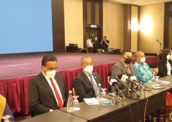 MUHYIDDIN Yassin (dua dari kiri) bercakap kepada pemberita dalam sidang akhbar sesi libat urus MPN peringkat negeri di Banda Hilir, Melaka. - UTUSAN/MUHAMMAD SHAHIZAM TAZALI