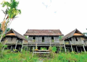 KEADAAN terkini Pura Tanjung Sabtu yang terbiar 
usang selepas kemangkatan pemiliknya di Kampung
 Tanjung Sabtu, Kuala Terengganu. 
– UTUSAN/PUQTRA HAIRRY ROSLI