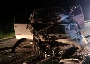 KENDERAAN yang terlibat dalam kemalangan maut di Kampung Safoda, Papar semalam. - IHSAN BOMBA
