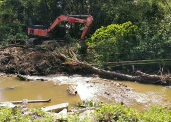 KERJA-KERJA membersihkan sungai yang terlibat dalam bencana kepala air dilakukan di Yan, Kedah. - UTUSAN/OTHMAN YAHAYA