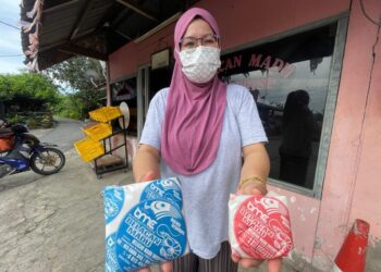 CHE NORMA menunjukkan produk Belacan Madu Enterprise. - UTUSAN/NUR NAZLINA NADZARI