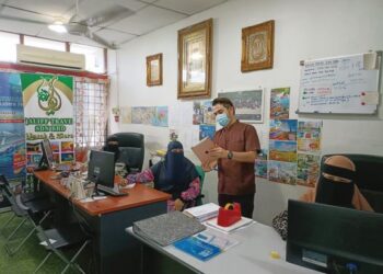 MEGAT Muhammad Farhan Hussain membuka kembali operasi Qaliff Travel di Seberang Jaya, Pulau Pinang yang ditutup sejak tahun lalu selepas kerajaan membenarkan rentas negeri. – UTUSAN/SAFINA RAMLI.