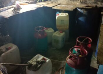 LOKASI khas bawah tanah bagi menjalankan kegiatan memproses arak tiruan oleh warga asing di Kampung Sungai Burung, Pekan Nanas, di Pontian, Johor.
