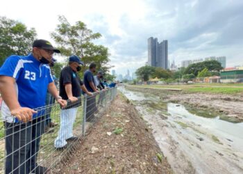 ZAINI Ujang (kiri sekali) meninjau kemudahan PTBKL di Lencongan Sungai Bunus di Kuala Lumpur yang dilaksanakan JPS. – Foto ihsan Kementerian Alam Sekitar dan Air