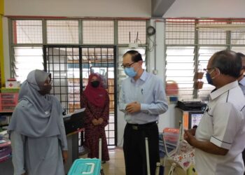 MAH  Hang Soon (dua dari kanan) berbual dengan guru pra-sekolah, Azzatul Azlin Mat Aripin (kiri) semasa lawatan kerja di Sekolah Kebangsaan (SK) Pos Bersih di Ulu Slim, Slim River hari ini. - UTUSAN/ASLIZA MUSA