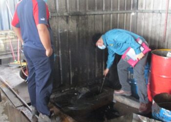 PEGAWAI JAS Pulau Pinang memeriksa premis penyelenggaraan kenderaan komersial di Bukit Mertajam semalam susulan aduan awam berhubung pencemaran buangan minyak di Sungai Kubang Semang sebelum ini.