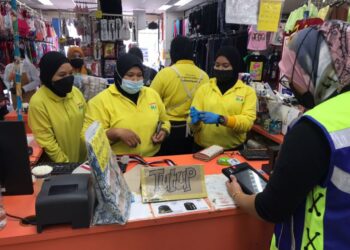 ANGGOTA Bahagian Siasatan dan Penguatkuasaan JPN Negeri Sembilan menjalankan Op Kutip ID di sekitar Port Dickson, semalam.-IHSAN JPN NEGERI SEMBILAN