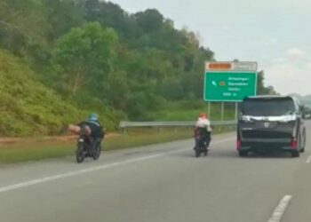 TANGKAP layar rakaman video dua orang penunggang motosikal yang menunggang secara berbahaya termasuk membuat aksi ala 'Superman' di Lebuh Raya Lekas, Seremban, semalam