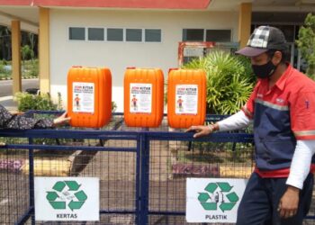 ASMAIANI Nan (kiri) menunjukkan tong kitar semula yang dihantar Alam Flora di Sekolah Menengah Kebangsaan (SMK) Lepar Hilir di Kuantan, Pahang.