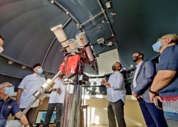 HASNI Mohammad (tiga dari kanan) meninjau teleskop di Observatori Negara Langkawi semalam. – Ihsan Kementerian Sains, Teknologi dan Inovasi