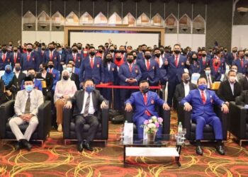 AMIRUDIN Shari (tengah) dan Mohd.Khairuddin Othman (tiga dari kanan) bergambar dengan anggota Penggerak Belia Selangor (PeBS) selepas penyampaian watikah sebagai PeBS di Dewan Jubli Perak Bangunan Sultan Salahuddin Abdul Aziz Shah di sini malam tadi. - UTUSAN / ABDUL RAZAK IDRIS