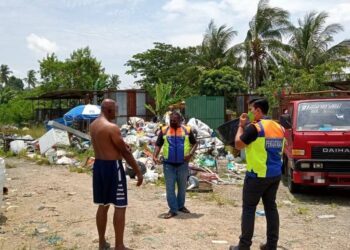 ANGGOTA penguat kuasa SWCorp Negeri Sembilan melakukan pemeriksaan dan pemantauan di lokasi pembuangan sampah secara haram.
